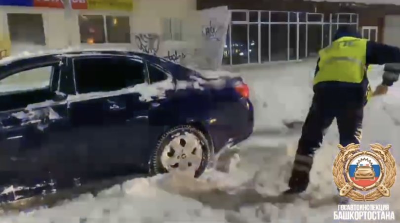 В Башкирии сотрудники ДПС помогли девушке, которая на автомобиле застряла в снегу В Башкирии сотрудники ДПС помогли девушке, которая на автомобиле застряла в снегу