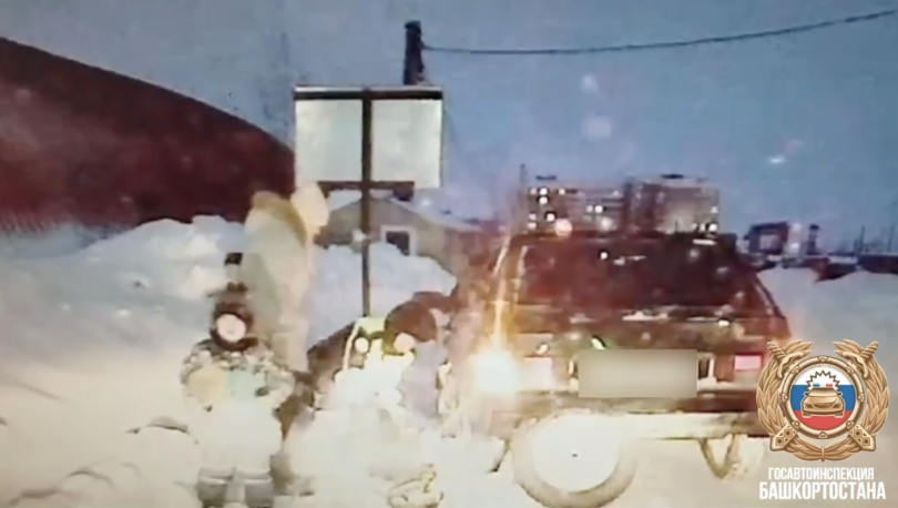 В Башкирии сотрудники ДПС помогли на дороге женщине с детьми В Башкирии сотрудники ДПС помогли на дороге женщине с детьми