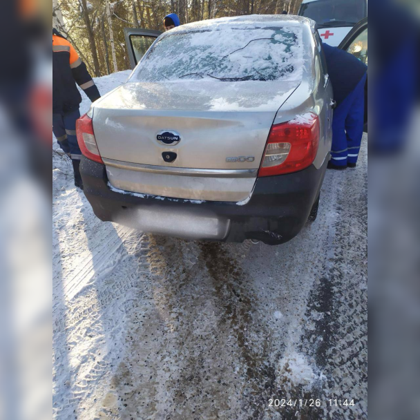 В Башкирии спасатели помогли водителю, который врезался в сугроб В Башкирии спасатели помогли водителю, который врезался в сугроб