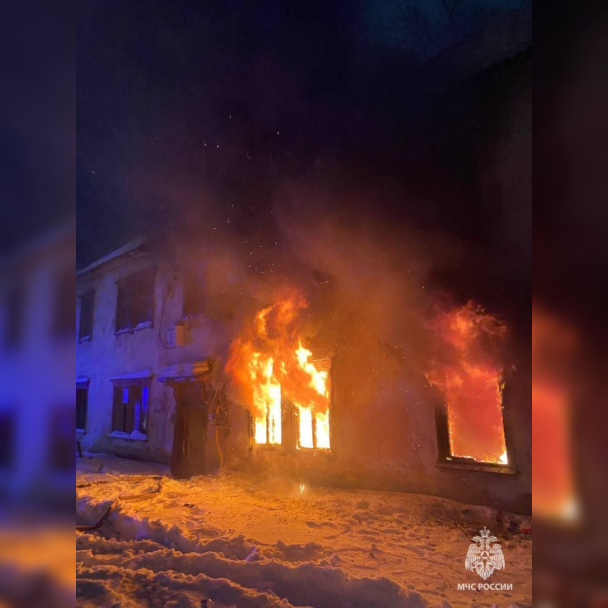 В Уфе ночью горели два расселенных дома В Уфе ночью горели два расселенных дома