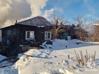 Жильцы собирали ценные вещи: в Башкирии пожарные эвакуировали семью из горящего дома