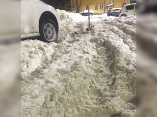 «Две скорые застряли!»: жители всех районов Уфы закидали власти фотографиями заснеженных улиц