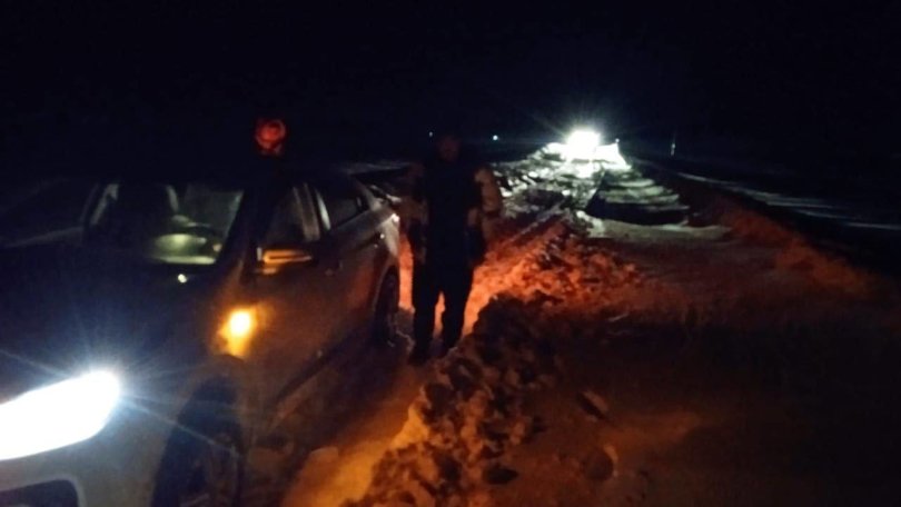 В Башкирии двое мужчин на автомобиле попали в снежный плен В Башкирии двое мужчин на автомобиле попали в снежный плен