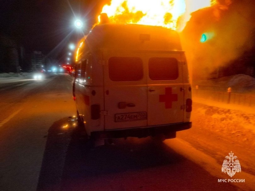 В Башкирии на ходу загорелся автомобиль скорой помощи, в котором находился пациент В Башкирии на ходу загорелся автомобиль скорой помощи, в котором находился пациент
