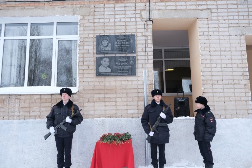 В Башкирии открыли мемориальные доски троим погибшим бойцам СВО В Башкирии открыли мемориальные доски троим погибшим бойцам СВО