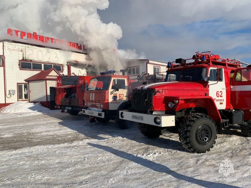В Башкирии продолжается тушение крупного пожара в строительном магазине В Башкирии продолжается тушение крупного пожара в строительном магазине