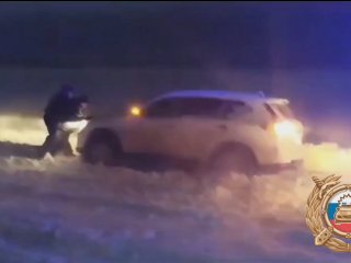 В Башкирии сотрудники ГИБДД помогли вытащить автомобиль из «снежного плена»