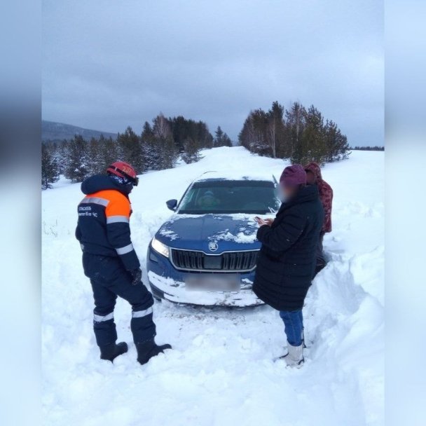 В Башкирии женщина на позднем сроке беременности застряла в снегу на автомобиле В Башкирии женщина на позднем сроке беременности застряла в снегу на автомобиле