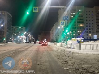 В Уфе 20-летний водитель сбил мужчину с ребенком на светофоре