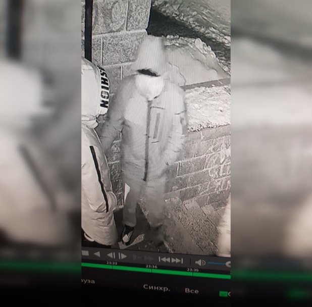 В Уфе мужчины в балаклавах разбили две машины В Уфе мужчины в балаклавах разбили две машины