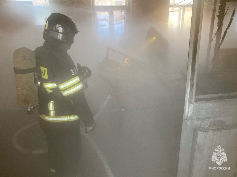 В Уфе огнеборцы тушат пожар в помещении коммерческой организации В Уфе огнеборцы тушат пожар в помещении коммерческой организации