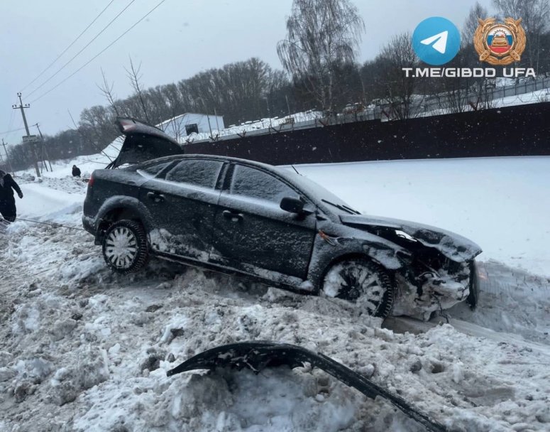 В Уфе во время столкновения двух автомобилей пострадали водитель и 15-летний подросток В Уфе во время столкновения двух автомобилей пострадали водитель и 15-летний подросток