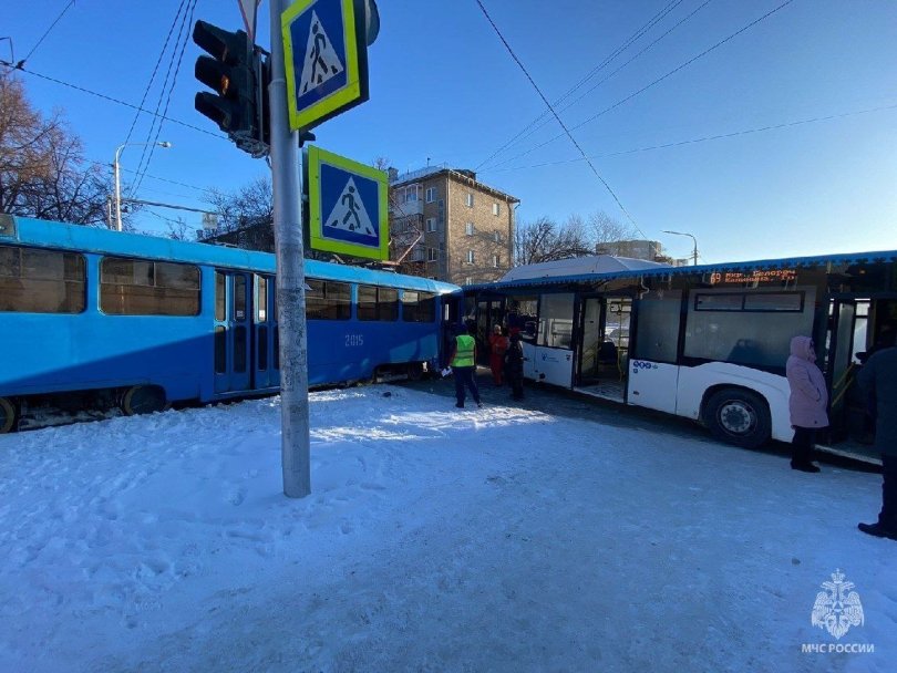 В Уфе пять человек пострадали в ДТП с автобусом и трамваем В Уфе пять человек пострадали в ДТП с автобусом и трамваем