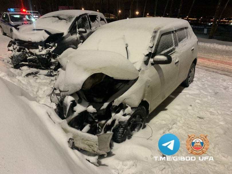 В Уфе в массовой аварии пострадали два водителя и 12-летняя девочка В Уфе в массовой аварии пострадали два водителя и 12-летняя девочка
