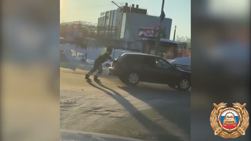 В Башкирии сотрудник ДПС помог водителю убрать заглохший автомобиль с дороги В Башкирии сотрудник ДПС помог водителю убрать заглохший автомобиль с дороги