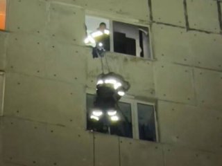 Молодой уфимец дважды за день повис на окне многоэтажки