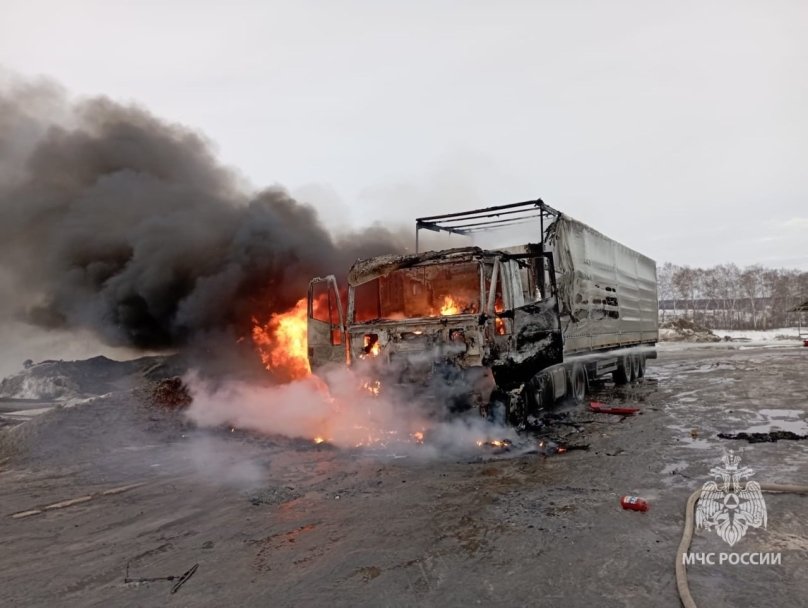 На трассе М-5 в Башкирии загорелась фура На трассе М-5 в Башкирии загорелась фура