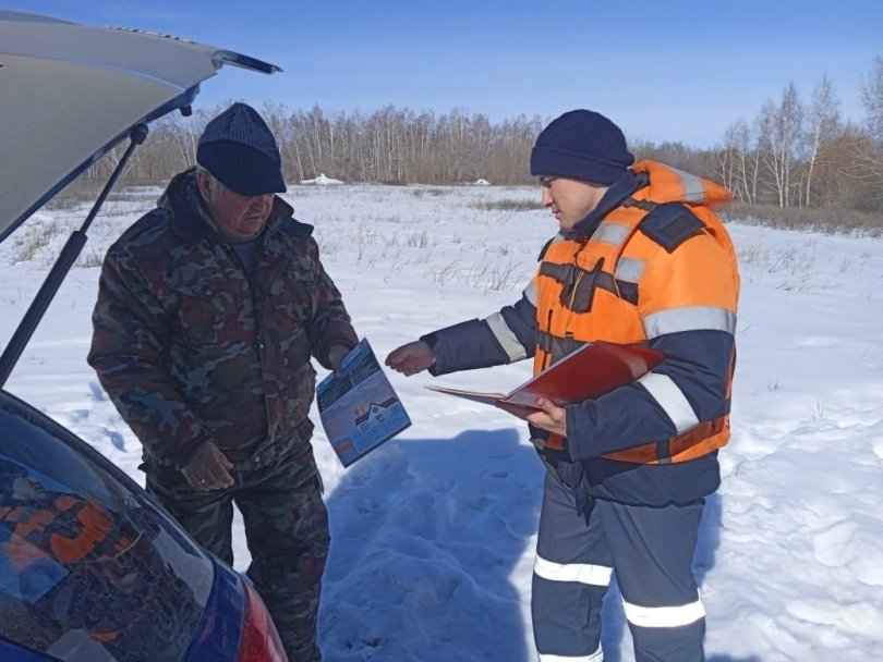 В Башкирии двое мужчин провалились под лед на снегоходе В Башкирии двое мужчин провалились под лед на снегоходе