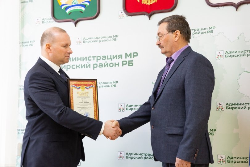 В Башкирии наградили члена УИК, предотвратившего порчу бюллетеней зеленкой В Башкирии наградили члена УИК, предотвратившего порчу бюллетеней зеленкой