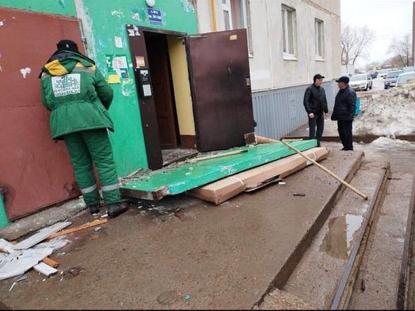 В Уфе обрушилась бетонная перегородка подъезда многоэтажки В Уфе обрушилась бетонная перегородка подъезда многоэтажки