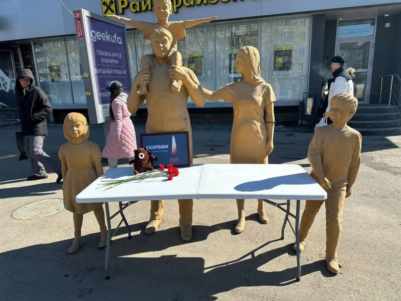 В Уфе появился стихийный мемориал в память о жертвах теракта в «Крокус Сити Холле» В Уфе появился стихийный мемориал в память о жертвах теракта в «Крокус Сити Холле»