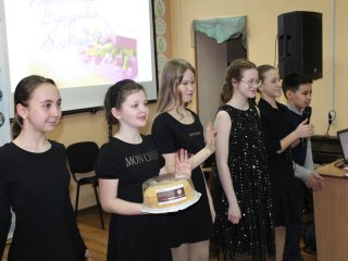 В Уфе школьники поздравили женщин из общества слепых с Международным женским днем