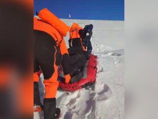 В Уфе спасатели помогли лежавшему на льду реки мужчине