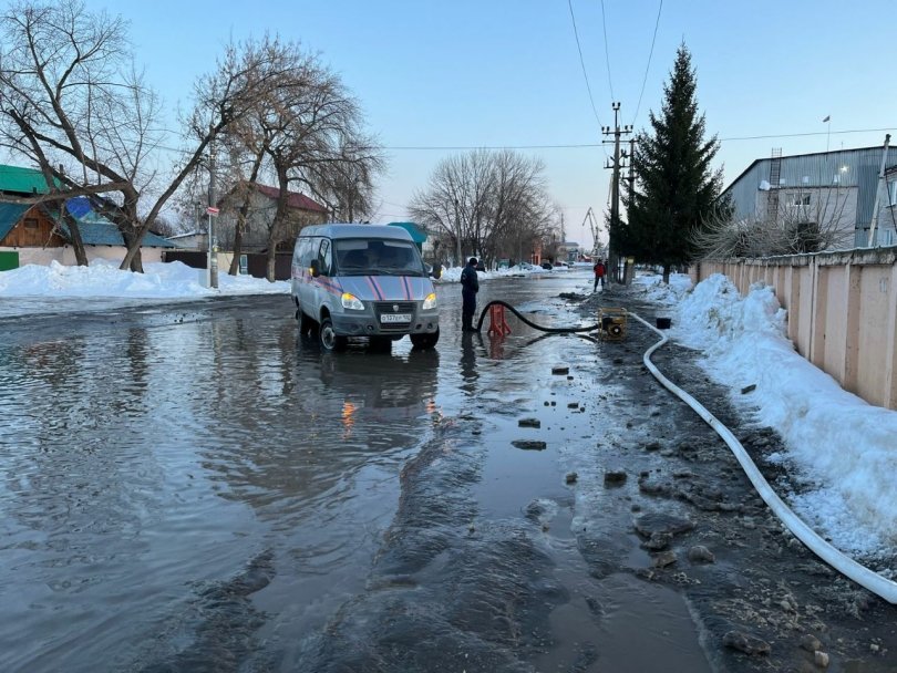 В Уфе талыми водами затопило несколько улиц В Уфе талыми водами затопило несколько улиц