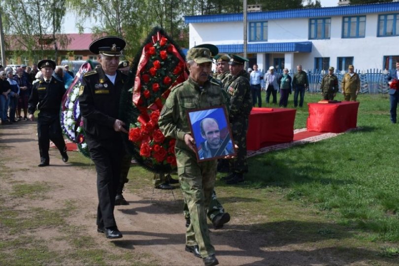 «Останется в наших сердцах навсегда»: в Башкирии простились с погибшим в СВО Виктором Селезневым «Останется в наших сердцах навсегда»: в Башкирии простились с погибшим в СВО Виктором Селезневым