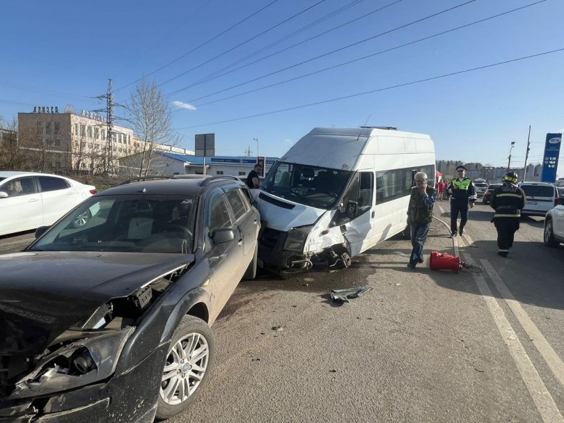 «Отказали тормоза»: в Уфе в столкновении 11 автомобилей пострадали 3 человека «Отказали тормоза»: в Уфе в столкновении 11 автомобилей пострадали 3 человека