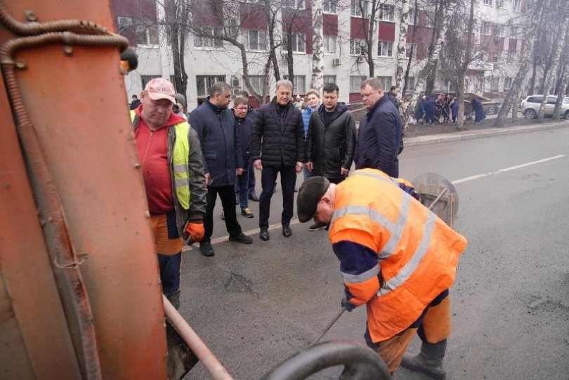 Радий Хабиров проверил, как проходит ямочный ремонт в Уфе Радий Хабиров проверил, как проходит ямочный ремонт в Уфе
