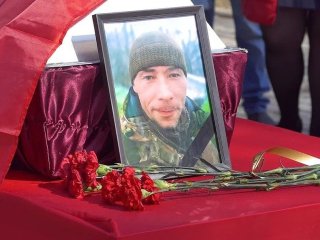 «Спи спокойно, солдат»: в Башкирии простились с погибшим в СВО Артемом Хайруллиным