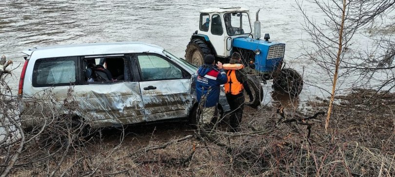 В Башкирии иномарка скатилась в реку В Башкирии иномарка скатилась в реку