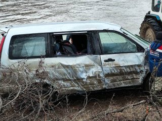 В Башкирии иномарка скатилась в реку