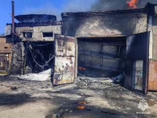 В Башкирии огнеборцы тушат горящее здание автосервиса