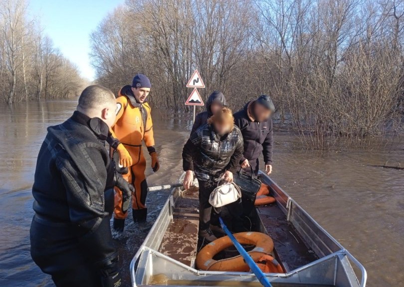 В Башкирии водой снесло в кювет автомобиль, в котором находились пожилая пара и их внук В Башкирии водой снесло в кювет автомобиль, в котором находились пожилая пара и их внук