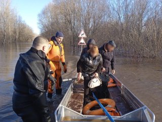 В Башкирии водой снесло в кювет автомобиль, в котором находились пожилая пара и их внук