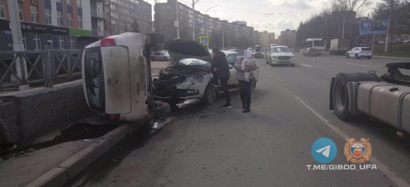 В Уфе Datsun опрокинулся после столкновения с легковушкой В Уфе Datsun опрокинулся после столкновения с легковушкой