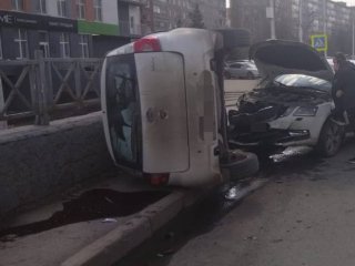 В Уфе Datsun опрокинулся после столкновения с легковушкой