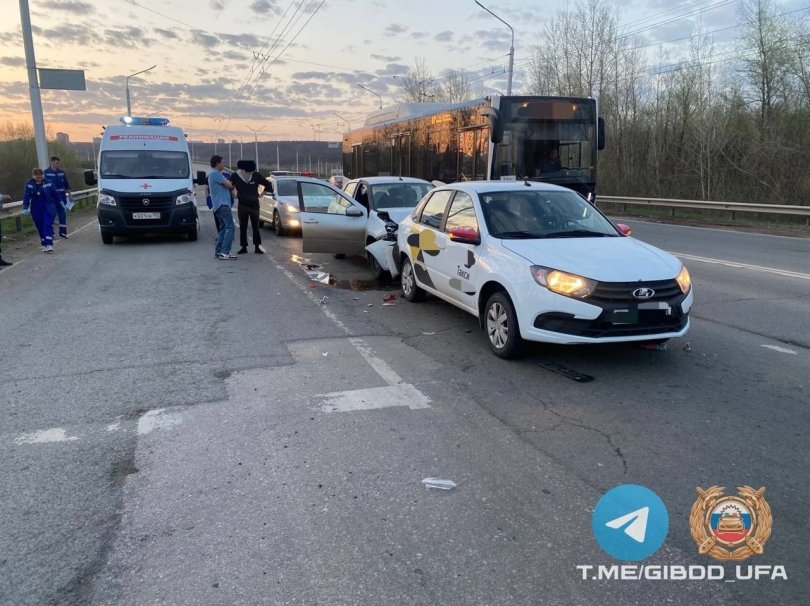 В Уфе два человека пострадали в ДТП с участием такси В Уфе два человека пострадали в ДТП с участием такси