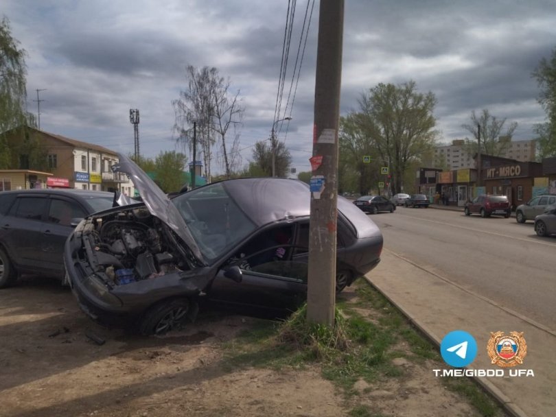 В Уфе иномарка опрокинулась на припаркованные автомобили В Уфе иномарка опрокинулась на припаркованные автомобили
