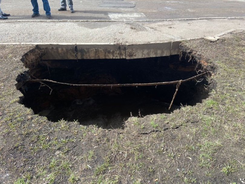 В Уфе провалилась земля у канализационного люка В Уфе провалилась земля у канализационного люка