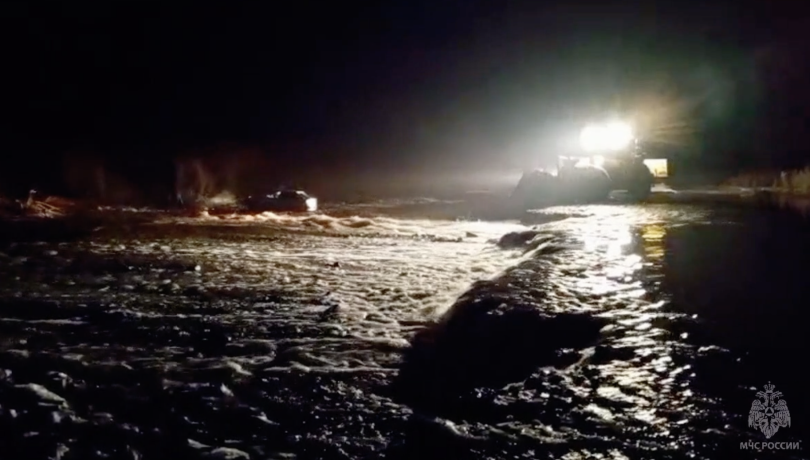 В Башкирии легковушку с людьми смыло поднявшейся водой В Башкирии легковушку с людьми смыло поднявшейся водой