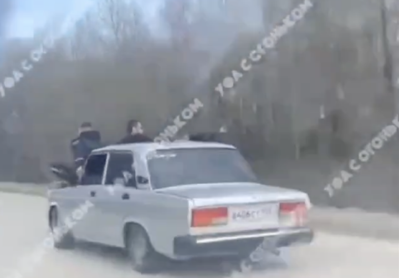 В Башкирии наказали водителя, который катал пассажиров на капоте В Башкирии наказали водителя, который катал пассажиров на капоте