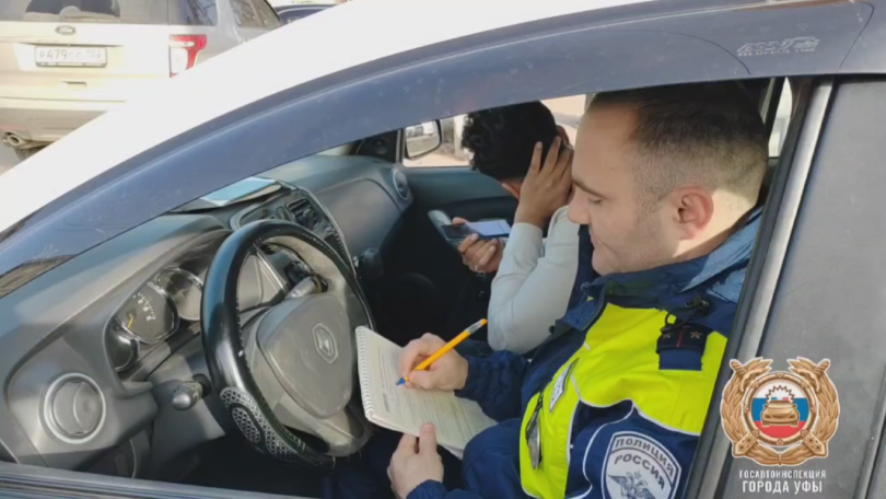 В Уфе 22-летний студент прокатил друзей на крыше автомобиля и получил штраф В Уфе 22-летний студент прокатил друзей на крыше автомобиля и получил штраф