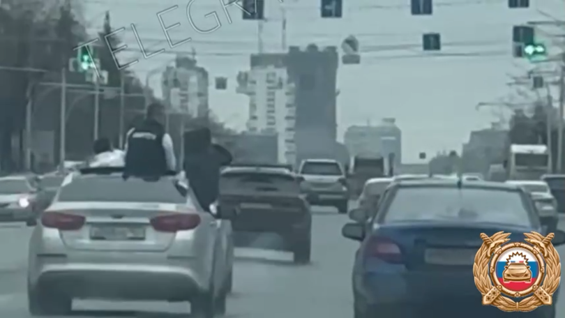 В Уфе задержали экстремалов, устроивших заезд на крыше автомобиля В Уфе задержали экстремалов, устроивших заезд на крыше автомобиля