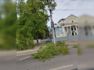 Ограждения, фасады, светофоры: жители Башкирии показали все последствия шквалистого ветра