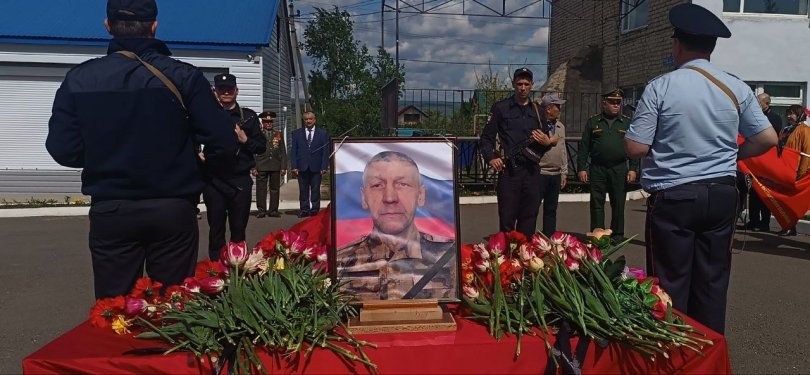 «Спи спокойно, солдат»: в Башкирии простились с погибшим в СВО Евгением Евграфовым «Спи спокойно, солдат»: в Башкирии простились с погибшим в СВО Евгением Евграфовым