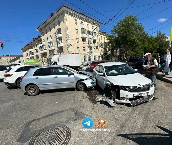 В центре Уфы столкнулись два автомобиля, пострадала 11-летняя девочка В центре Уфы столкнулись два автомобиля, пострадала 11-летняя девочка