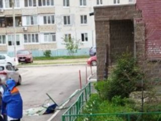В Уфе молодой парень упал с высотки